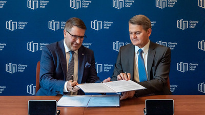  Podpisanie porozumienia przez Prezes GUM, prof. Jacka Semaniak oraz Rektor Politechniki Poznańskiej, prof. Teofila Jesionowskiego.