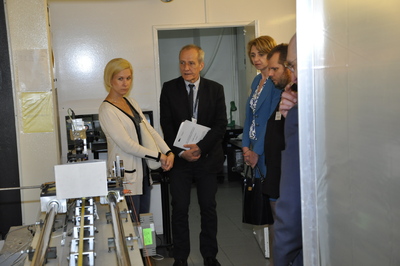 Dyrektor Zakładu Długości i Kąta Zbigniew Ramotowski (w środku) oprowadza gości po Laboratorium Długości GUM