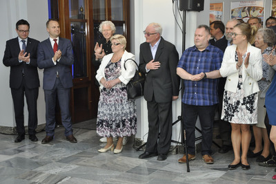 Od lewej stoją: przedstawiciele Kierownictwa GUM, rzeźbiarz Jan Kuraciński, rodzina Zdzisława Rauszera, pracownicy GUM