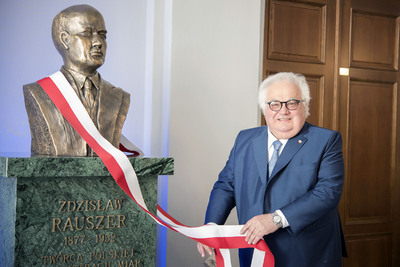 Prezes GUM dr inż. Włodzimierz Lewandowski przy popiersiu Zdzisława Rauszera