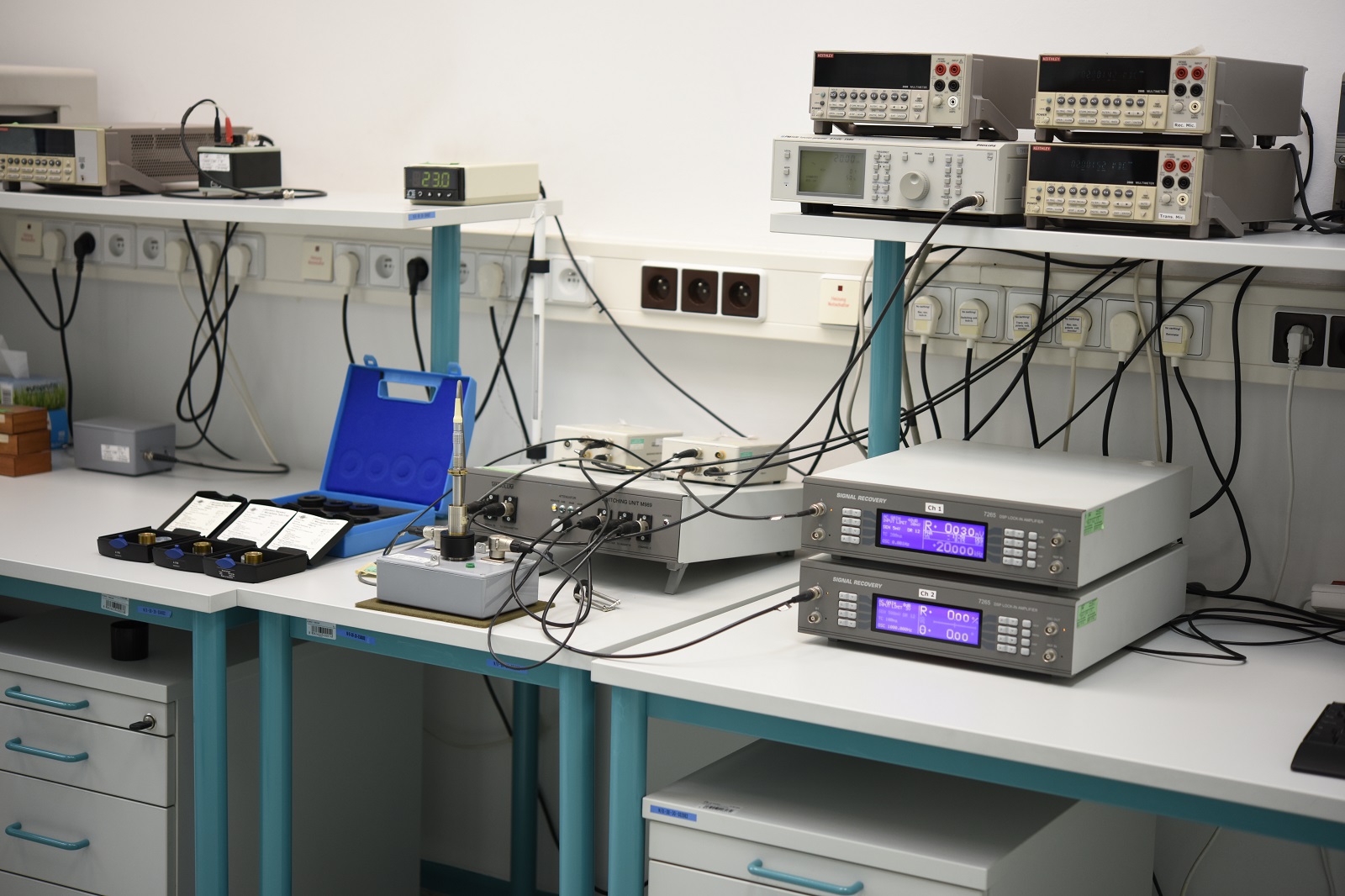 Na zdjęciu stanowisko pomiarowe do wzorcowania mikrofonow klasy LS, które tworzą trzy laboratoryjne mikrofony wzorcowe klasy LS1P i trzy laboratoryjne mikrofony wzorcowe klasy LS2P. 