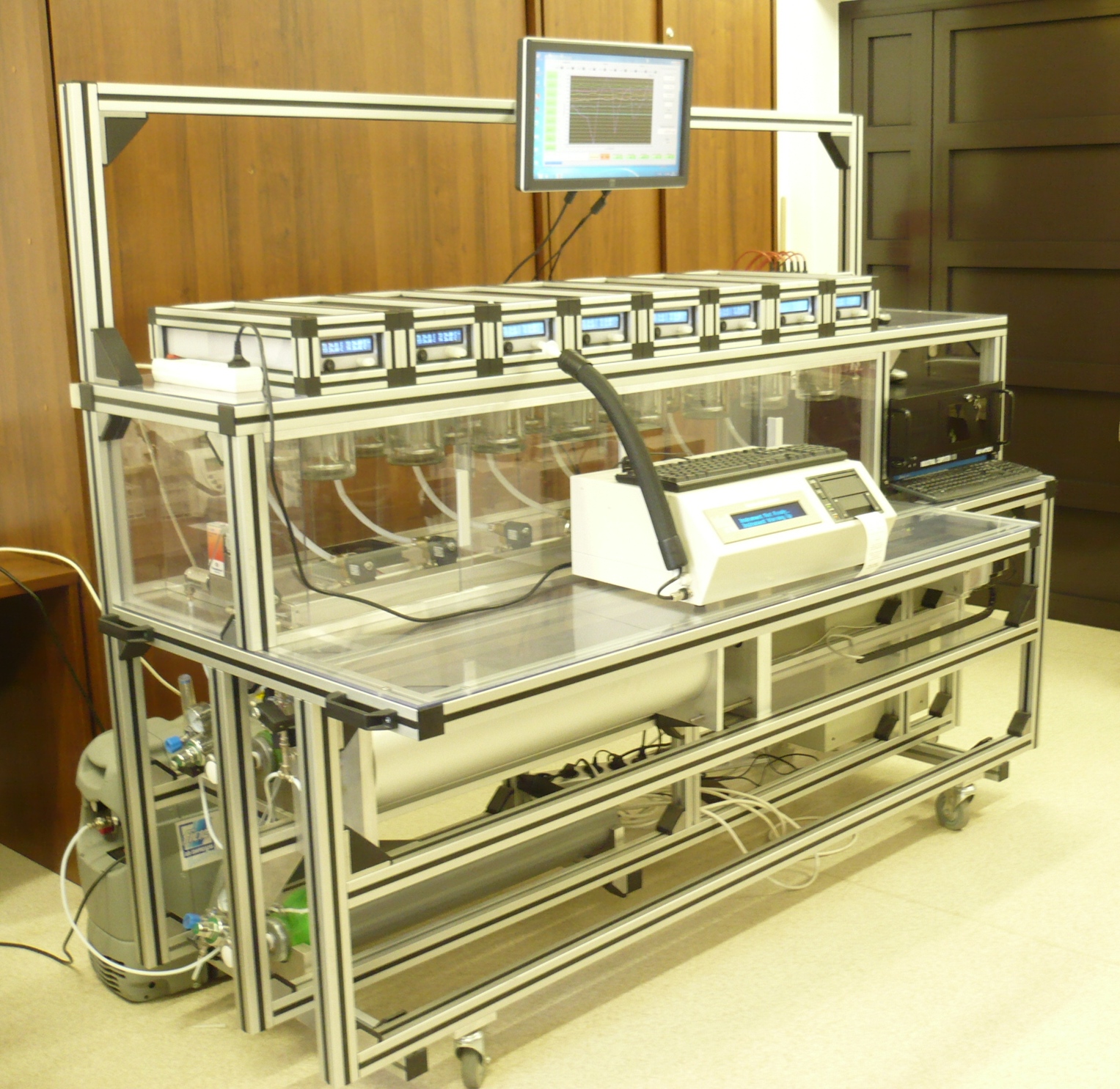 Na zdjęciu w laboratorium Stanowisko do badania / wzorcowania analizatorów wydechu metodą wilgotnych wzorców etanolowych.