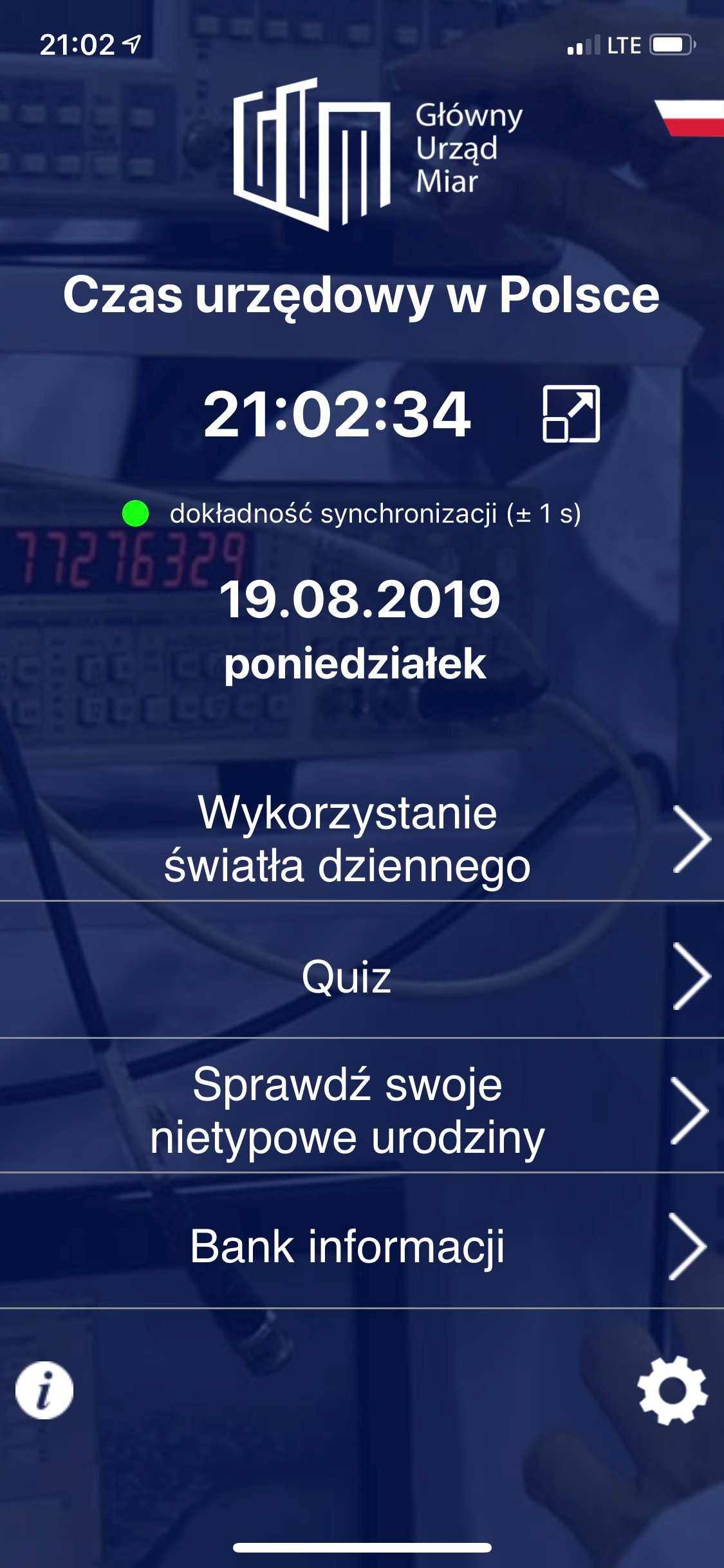 Wygląd aplikacji Czas na urządzenia z systemem iOS - układ pionowy. Na granatowym tle u góry dokładny czas urzędowy w Polsce, poniżej kilka modułów informacyjnych do rozwinięcia.
