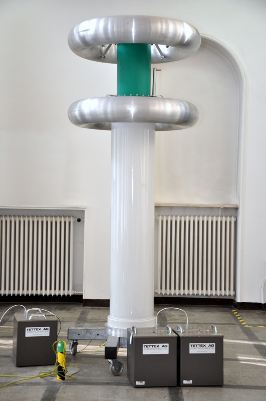 W Hali wysokich napięć GUM widoczny wzorzec złożony z: kondensatora gazowego typ NK 400, dwóch kondensatorów powietrznych typ 3330/10000, kondensatora powietrznego typ 3330/2000.
