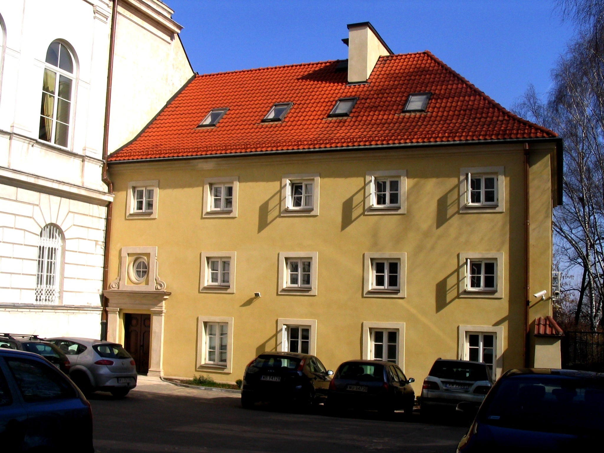 Na współczesnym zdjęciu budynek przy ul. Krakowskie Przedmieście 66. Oficyna, w której mieściła się Stacja Sprawdzania Przyrządów Fizycznych. Stan obecny