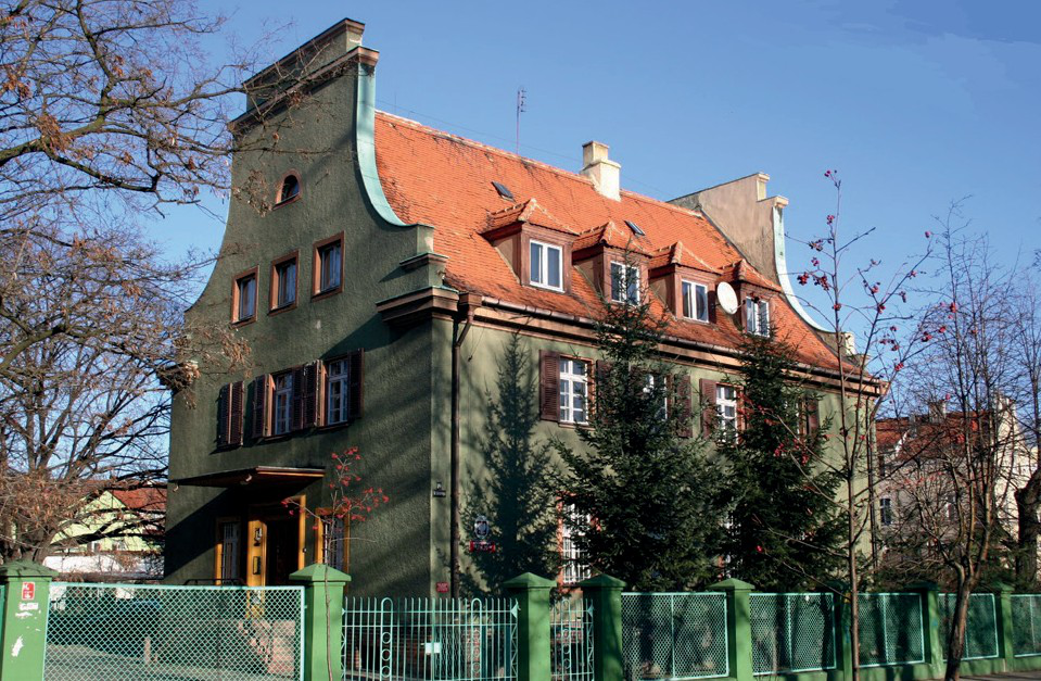 Budynek Wydziału Zamiejscowego w Legnicy OUM we Wrocławiu - kolorowe zdjęcie współczesne