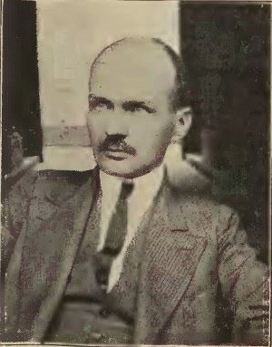 Zdzisław Rauszer w garniturze - zdjęcie czarno-białe z 1920 roku.