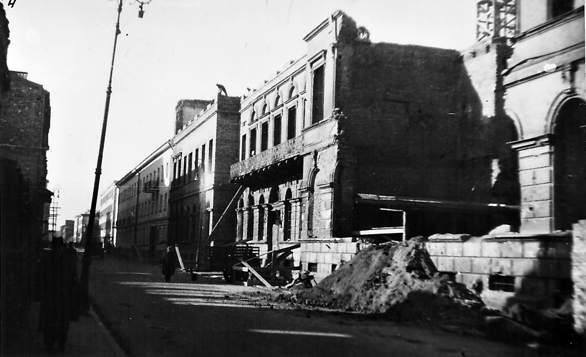 Budynek GUM w 1947 roku: widać fragmenty stojących kamienic oraz zwały gruzu na ulicy.