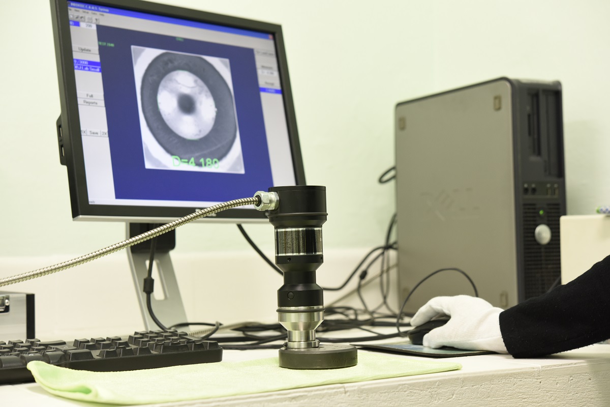 Mikroskop cyfrowy z możliwością pomiaru automatycznego i manualnego służy do pomiarów średnic odcisków Brinella w zakresie od 1 mm do 6 mm