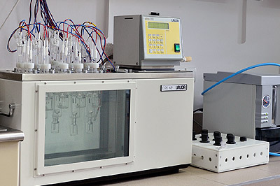 Na zdjęciu w laboratorium stanowisko składające się z zestawu termostatyzowanych ogniw wodorowo-chlorosrebrowych, przyrządów do pomiaru siły elektromotorycznej, temperatury i ciśnienia.
