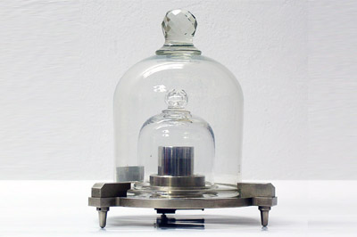 W szklanym kloszu, na metalowej podstawie znajduje się Prototyp jednego kilograma, wykonany ze stopu platyny i irydu, w kształcie walca o średnicy podstawy równej jego wysokości (ok. 39 mm).